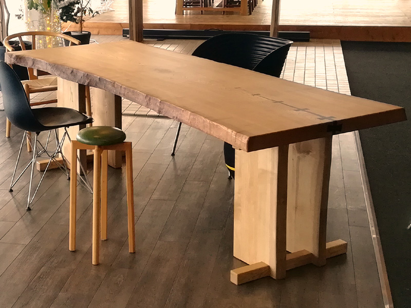 木のテーブル - library.iainponorogo.ac.id